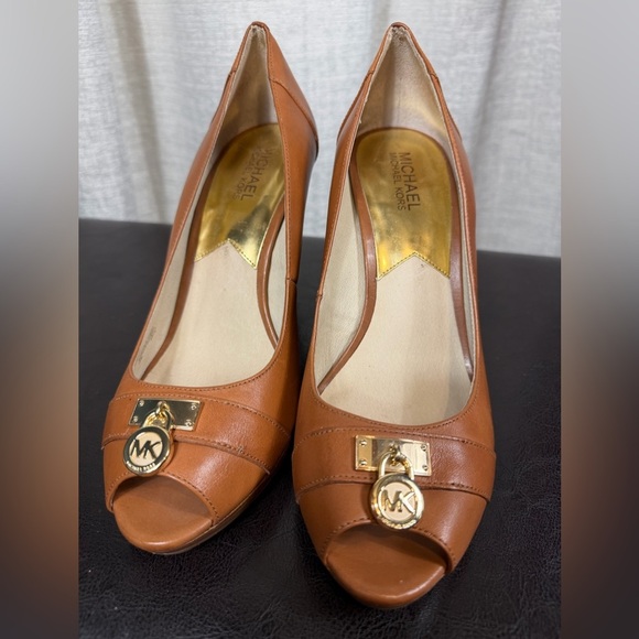 Michael Kors Tan Leather Peep-Toe Wedge Heels Gold MK Logo Size 10M - Picture 3 of 6
